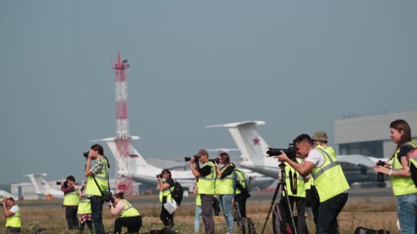 Krasnoyarsk, Oroszország - 2019. augusztus 8.: Paparazzi a kifutópályán a repülőtéren. — Stock videók