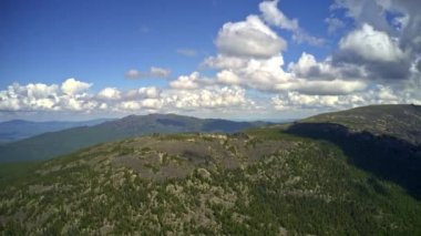 Kuturchinsky Belogorie Rusya Sibirya 'sında bir dağ sırasının üzerindeki bulutların aşırı hızlanması