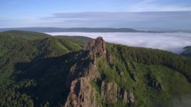 Krasnoyarsk Doğa Koruma Sütunları 'nda şafak vakti Takmak kayasının dairesel manzarası
