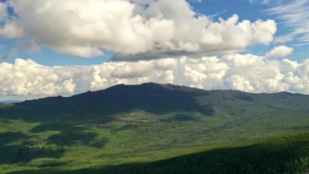 Flyghyperlapse av moln bildandet över Kuturchinsky belogorie bergskedjan, Ryssland Sibirien — Stockvideo