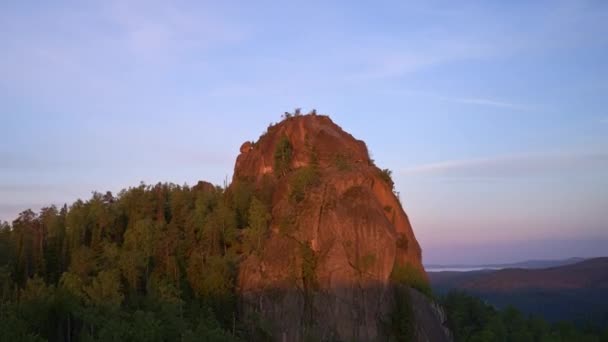 Sibirya Stolby Doğa Koruma Alanı 'nda şafak vakti. İkinci Sütun Kayasının Panoraması — Stok video