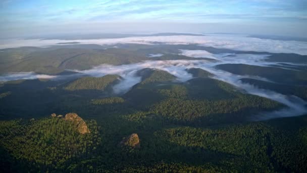 Rus Doğa Rezervi Stolby 'deki dağların sisli manzarası. Hava zaman ayarlı — Stok video