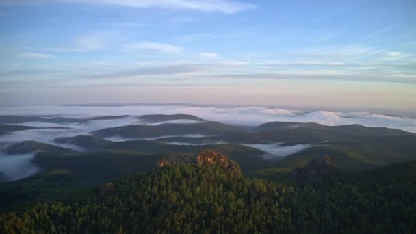 Sibirya Doğa Koruma Alanı Stolby 'de şafak vakti sislerin arasında dağ zirveleri.. — Stok video