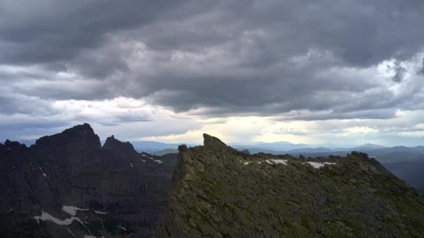 O início de uma tempestade nas montanhas. — Vídeo de Stock