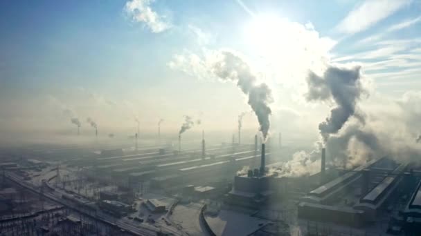 Vista aérea de las emisiones a la atmósfera de las tuberías de los talleres de la planta de aluminio. — Vídeos de Stock