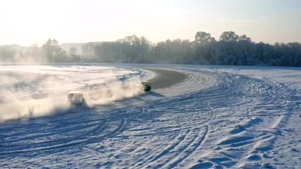 Повітряний дріт двох машин, що дрейфують на кризі замерзлого озера.. — стокове відео