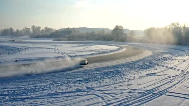 Zeitlupe Luftaufnahmen von Winter-Drift-Wettbewerben auf dem Eis eines zugefrorenen Sees. — Stockvideo