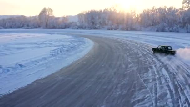 FPV-Drohne fotografierte ein Rennauto, das im Winter auf einer Eisbahn auf einem See rutschte — Stockvideo