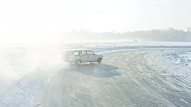 Rallentatore di un'auto da corsa che scivola su una pista di ghiaccio. Competizioni invernali alla deriva. — Video Stock