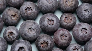 Mavi arkaplanda taze bir dutun yakın çekimi.