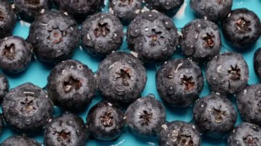 Sudaki taze yaban mersinlerinin yakın çekim görüntüsü. Sağlıklı beslenme kavramı.