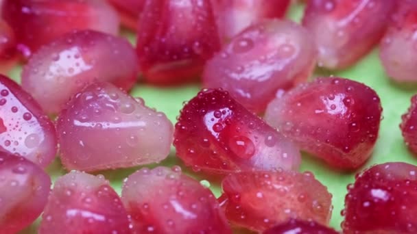 Makró felvétel az érett friss gránátalma gyümölcsök szerkezetéről. — Stock videók