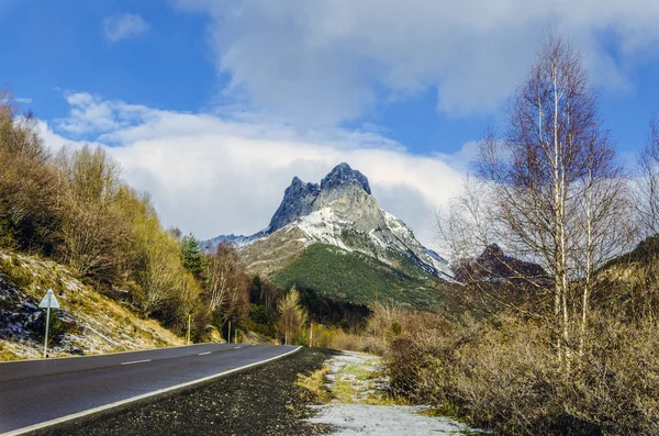 Um dos picos dos Pirinéus — Fotografia de Stock