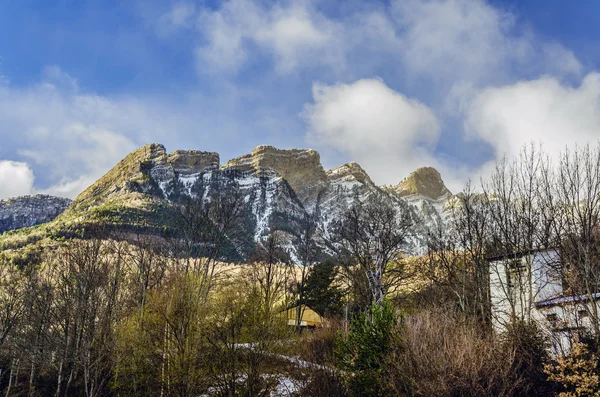 Snöiga toppar på pirineos klippiga bergen — Stockfoto