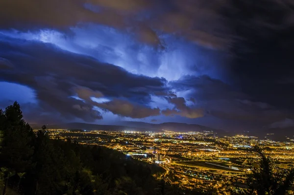 Молния над городом Памплона — стоковое фото