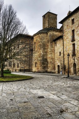 manastırın bahçesinde