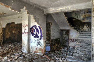 terk edilmiş binada