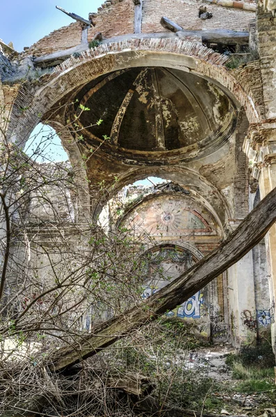 terk edilmiş kilisede