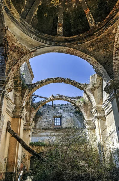 terk edilmiş kilisede