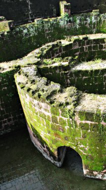 harabe harap içinde büyük zindan