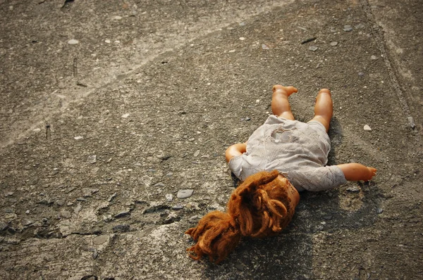 Bambola giocattolo sporco abbandonato — Foto Stock