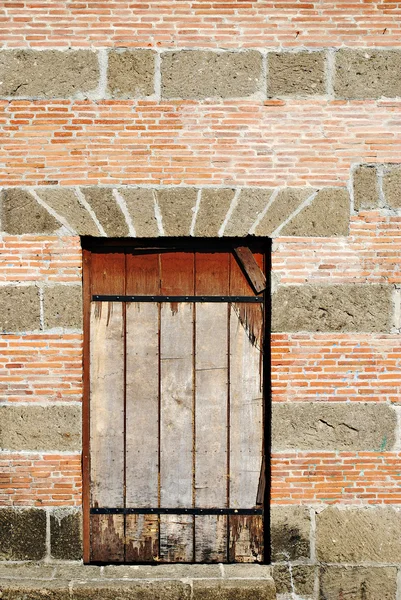 Vieja ventana tapiada y cerrada —  Fotos de Stock