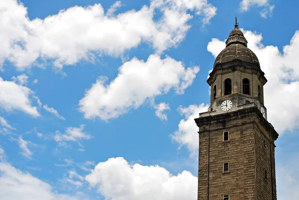 Vieux clocher sur un ciel bleu — Photo