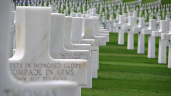 Croci bianche su un monumento ai caduti — Foto Stock