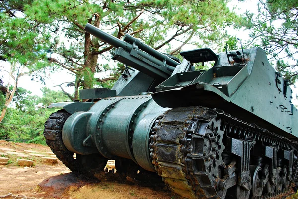 eski yeşil ağır savaş tankı