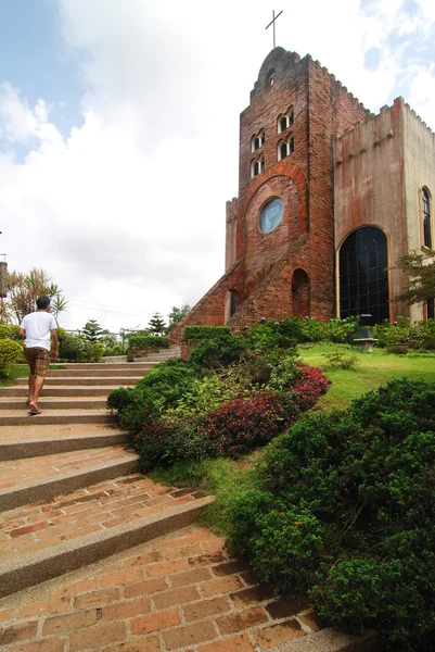 Igreja de tijolo em uma colina — Fotografia de Stock