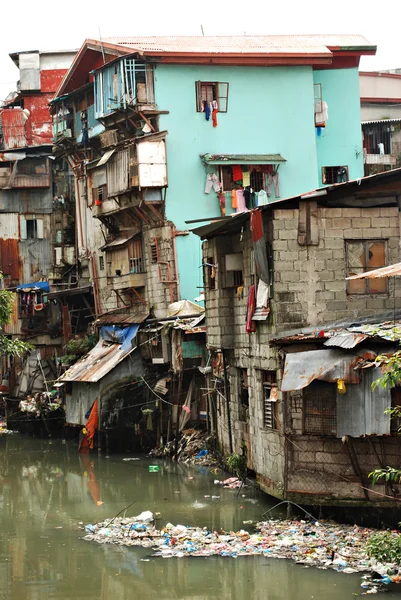 Capanne abusive e case in una zona urbana baraccopoli — Foto Stock