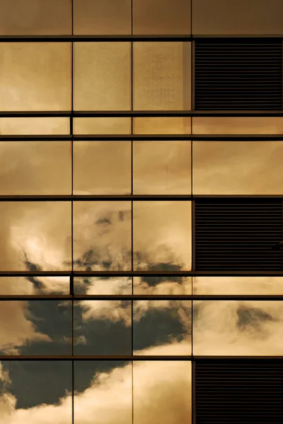 Tramonto sulla parete di una finestra di un edificio — Foto Stock