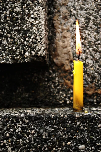 Yellow Candle on a Geometric Background — Stock Photo, Image