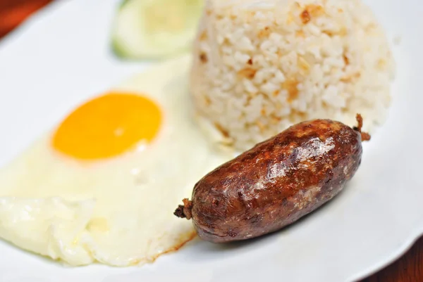 Petit déjeuner Saucisse à l'ail frit avec oeuf et riz — Photo