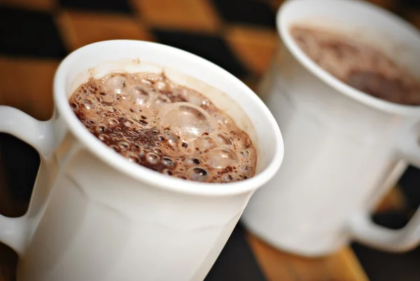 Cioccolata calda frizzante servita su tazze bianche — Foto Stock