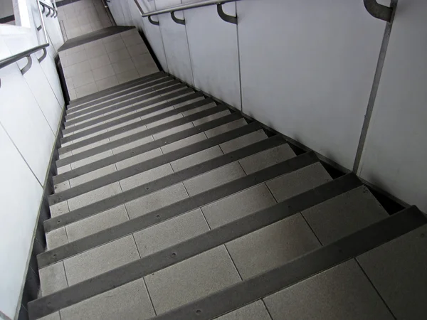 bir binanın içinde dik bir modern merdiven