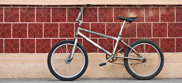 Bicicleta vieja en una pared — Foto de Stock