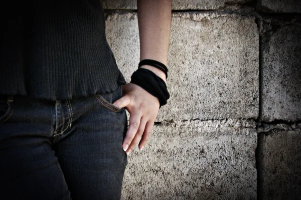 grungy Asyalı gencin el, kol ve daha düşük vücut detay