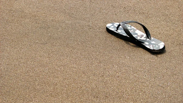 Flip kayıp çift sandalet kumsalda floplar. — Stok fotoğraf