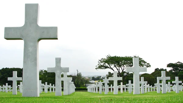 Cruzes de mármore em um cemitério — Fotografia de Stock