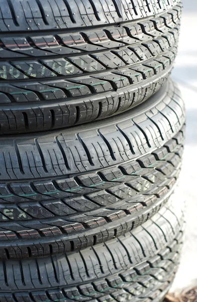 Pilha de pneus de carro — Fotografia de Stock