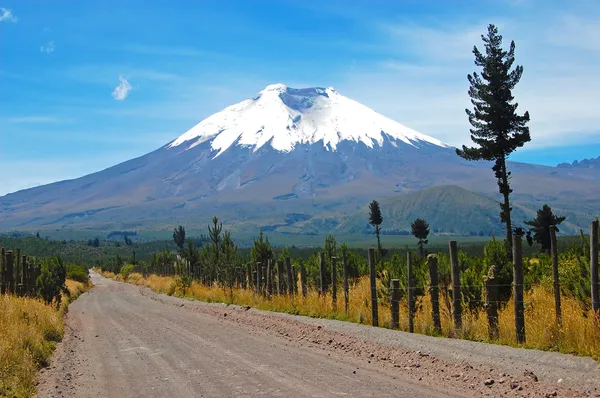 Onverharde weg naar de cotopaxi vulkaan — Stockfoto