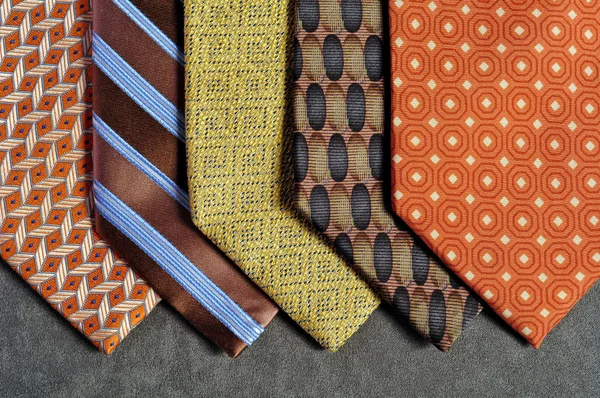 Cinq cravates dans les tons marron, jaune et orange — Photo