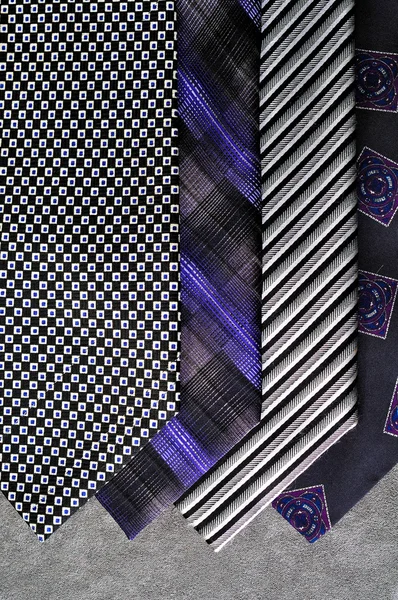 Несколько галстуков в тонах черного и серебра — стоковое фото