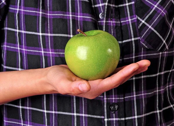 Grönt äpple i display — Stockfoto