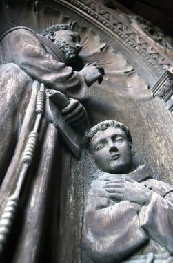eski bir kilise kapısına ahşap heykeller