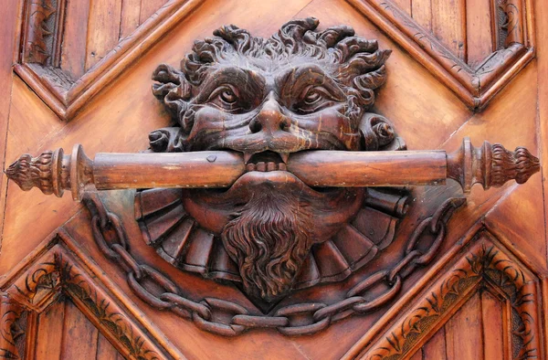 Uma maçaneta da porta do leão em uma porta velha da igreja — Fotografia de Stock