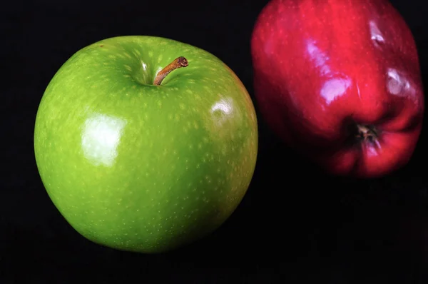 Une pomme verte et une pomme rouge — Photo