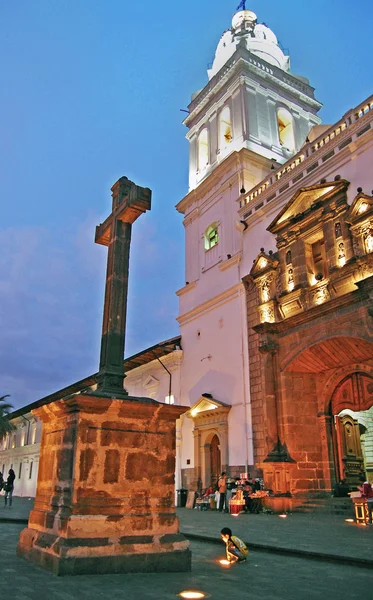 Lodret sidebillede af Santo Domingo kirken i skumringen - Stock-foto