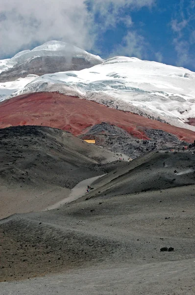 Frontal view of the path up to the Cotopaxi's safe house. — Stock Photo, Image